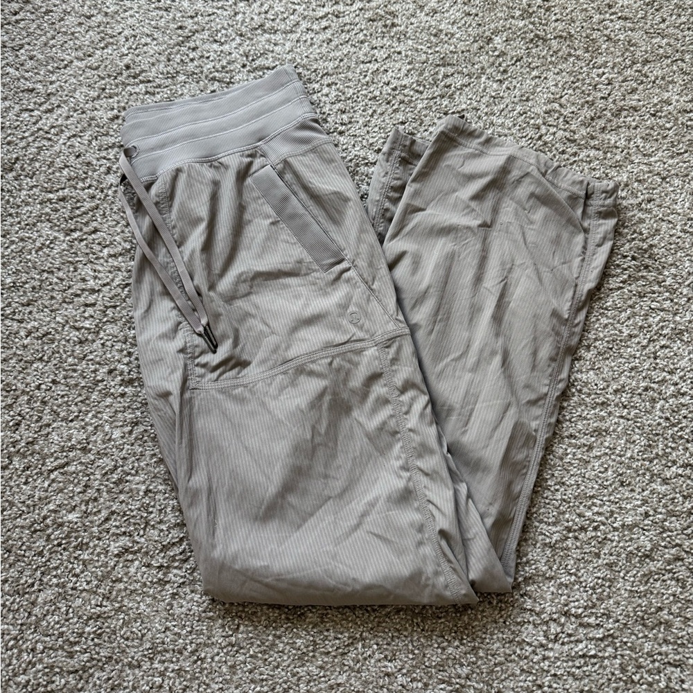 Lululemon Dance Studio Mid Rise Pant Womens Sz 8 beige. In great condition
